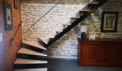 Pose et installation d'escalier en ferraille sur mesure dans une maison individuelle par menuiser vers Losne