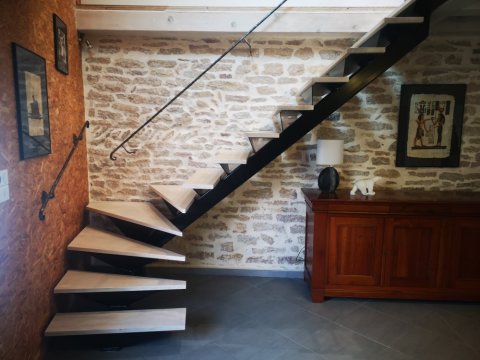 Pose et installation d'escalier en ferraille sur mesure dans une maison individuelle par menuiser vers Losne
