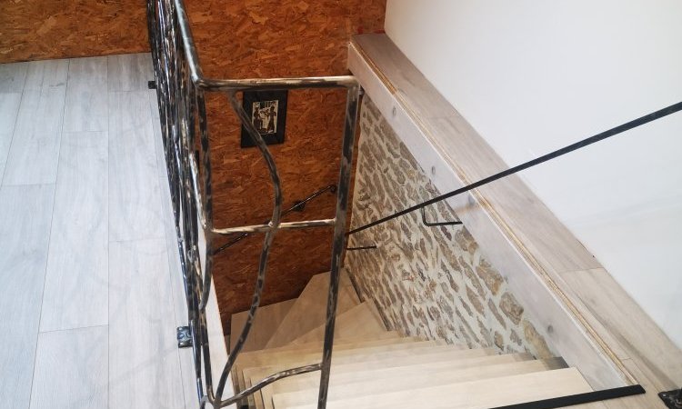 Pose et installation d'escalier en ferraille sur mesure dans une maison individuelle par menuiser vers Losne